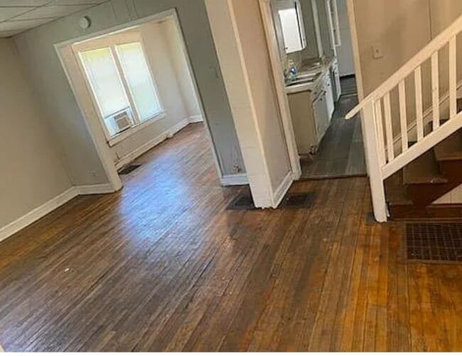 Building Photo - 3 bed 2 bath