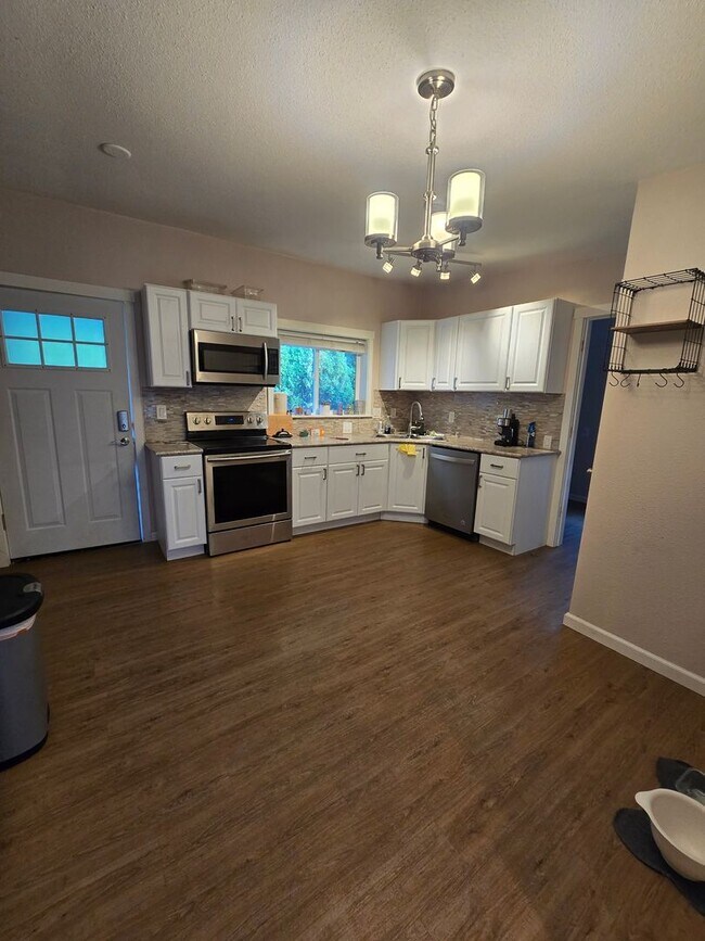 Building Photo - Amazing 3 bed with option for 4th bedroom ...