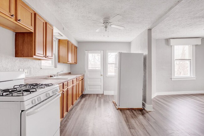 Primary Photo - Newly Renovated 4 Bedroom Home in West Lib...