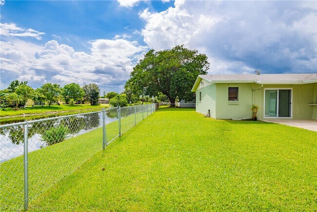 Building Photo - 5051 N Hwy A1A