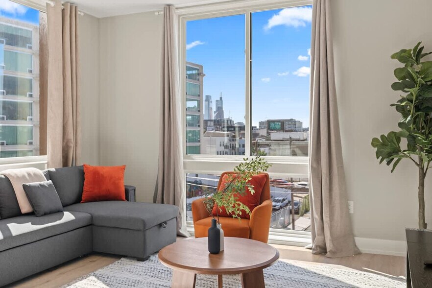 Building Photo - 901 Canal St