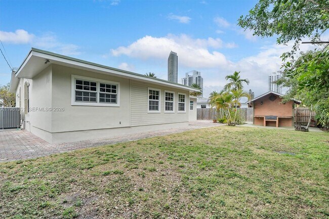 Building Photo - 300 187th St