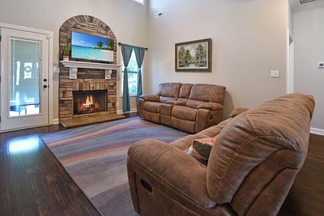 Building Photo - Pet Friendly Three Bedroom with Bonus in S...
