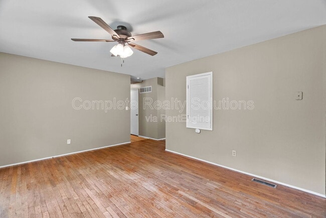 Building Photo - 561 Golfwood Dr