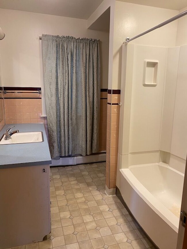 Building Photo - ALL UTILITIES INCLUDED 2 bedroom 1 bathroo...