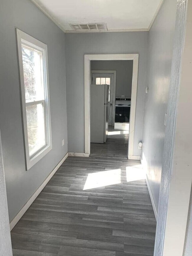 Building Photo - 507 S Evans Ave