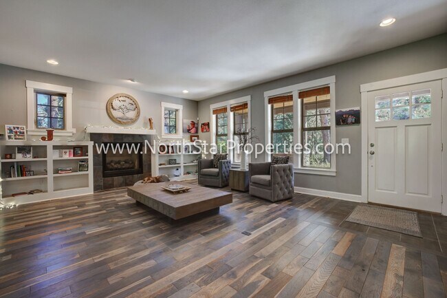 Building Photo - Spacious Five Bed Home in NW Bend