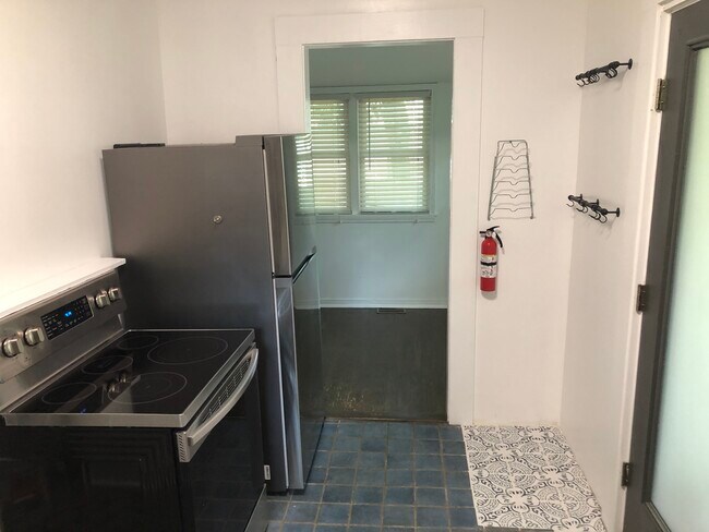 Building Photo - 1104 Hogan St