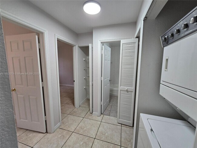 Building Photo - 15 NE 13th Ave