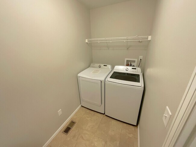 Building Photo - 3 Bedroom Townhome Available Near Barnes Rd & Peterson Rd!