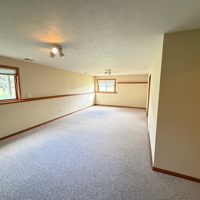 Building Photo - Large 3 bedroom duplex - move in ready!
