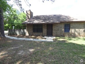 Building Photo - Charming 2-Bedroom Apartment - Prime Location