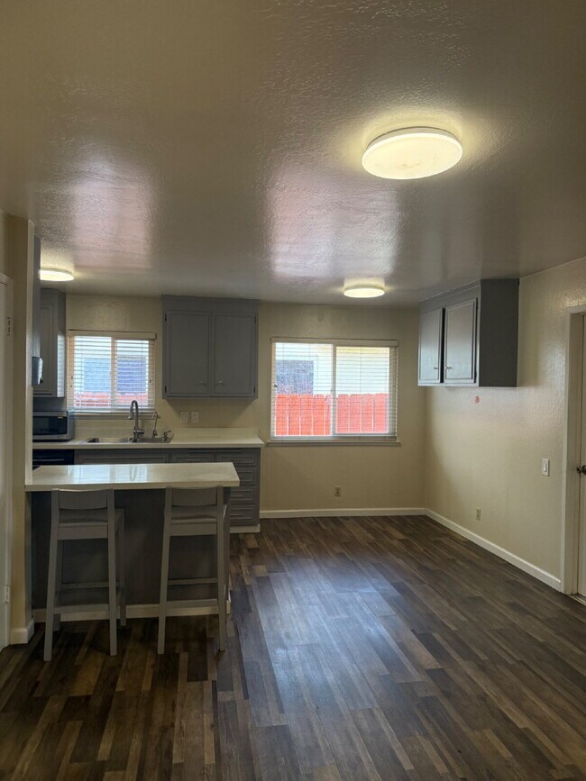 Building Photo - Charming 4 bedrooms and 2 full bathrooms L...