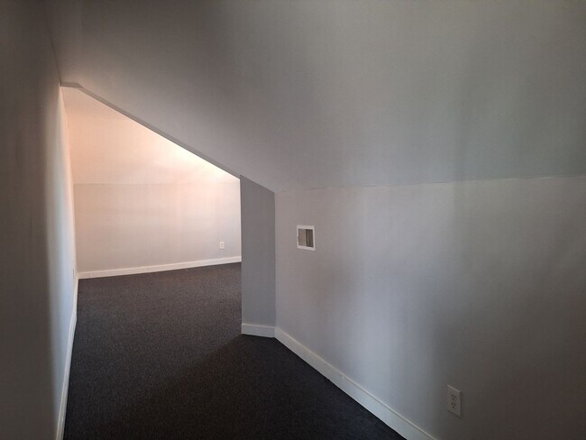 Building Photo - Charming 4 bedroom bungalow freshly updated