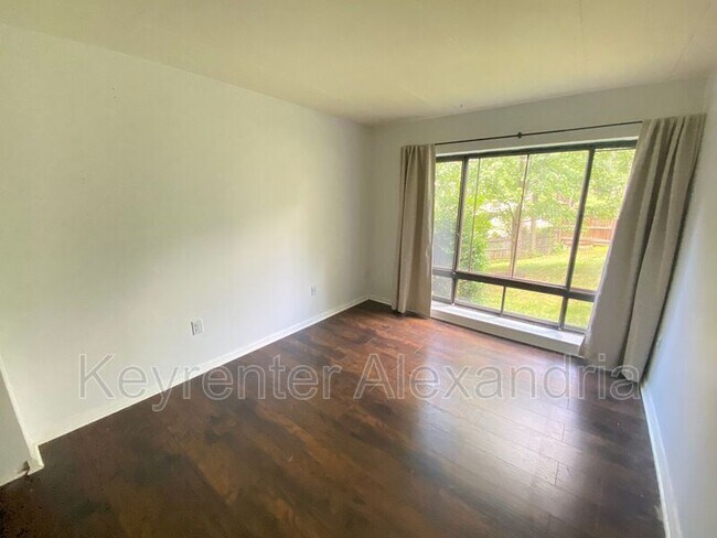 Building Photo - 124 Roberts Ln