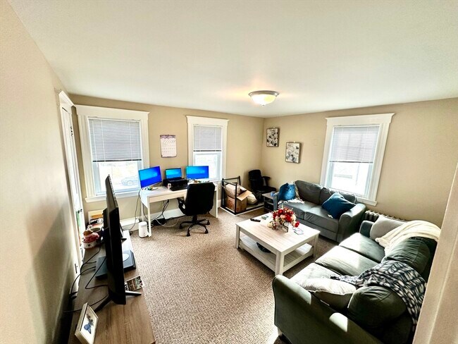 Building Photo - 156 Main St