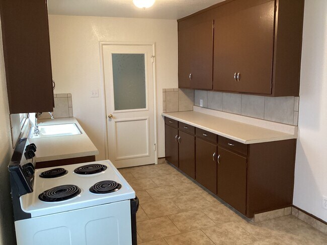 Building Photo - Very Nice One Bedroom Home Now Available In Gustine