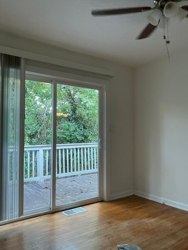 Building Photo - 3 bedroom 2 bathroom house conveniently lo...