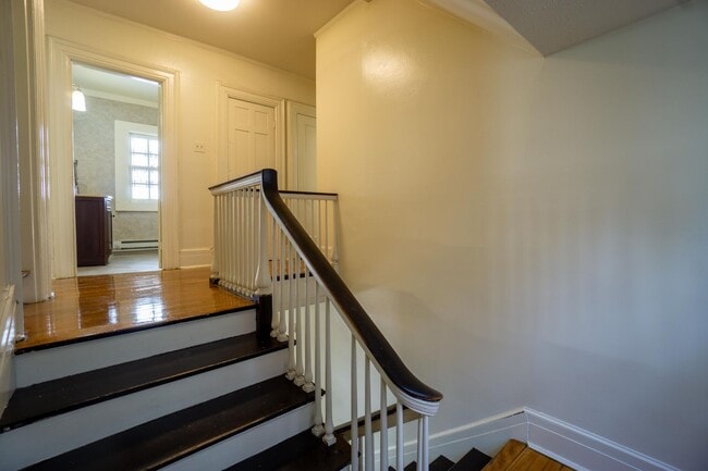 Building Photo - Available 6/1/26 - Spacious Home with Garage