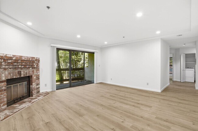 Building Photo - 496 W Charleston Rd
