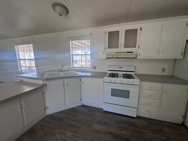 Building Photo - 2br 1Ba Manufactured Home with large Patio Front/Rear yard plus garden area