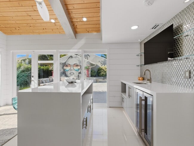 Building Photo - 2210 NE 3rd Ave