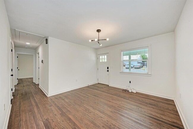 Building Photo - 1703 Hillcrest Ln