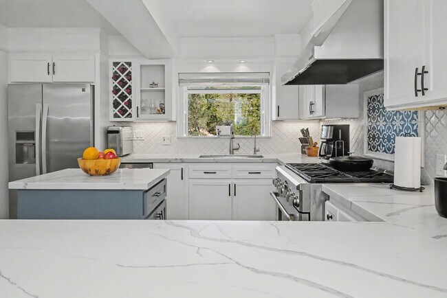 Building Photo - Luxury furnished retreat in Carmel Valley