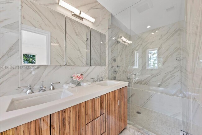 Building Photo - 5800 La Gorce Dr