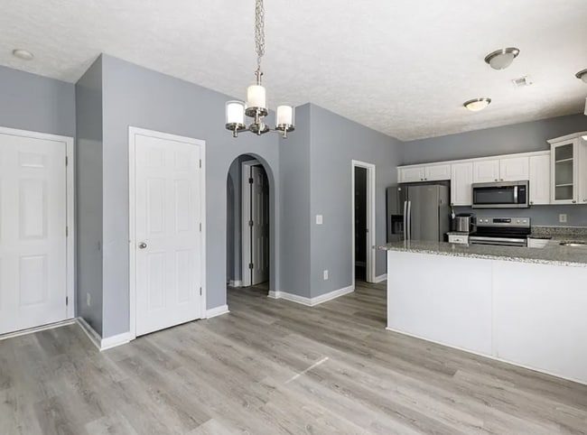 Building Photo - Renovated End-Unit Townhome with Spacious Primary Suite