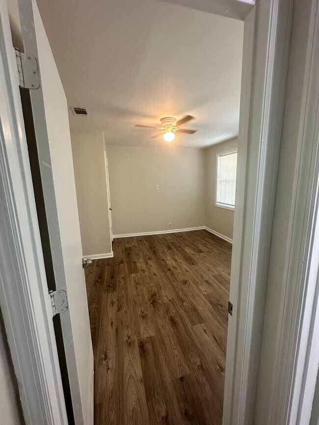 Building Photo - Charming home Close to VSU