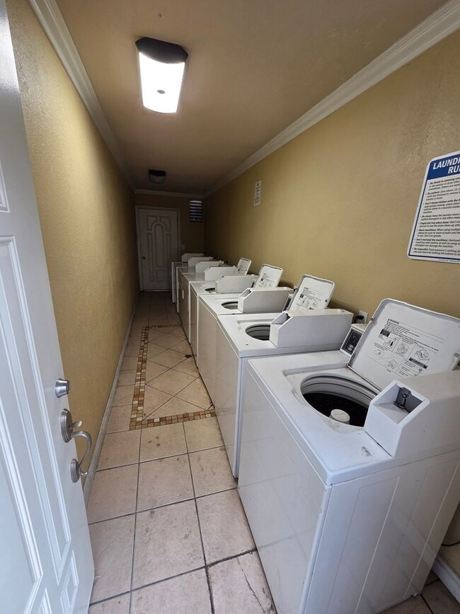 Building Photo - 2-Bed, 1-Bath Condo w/Pool