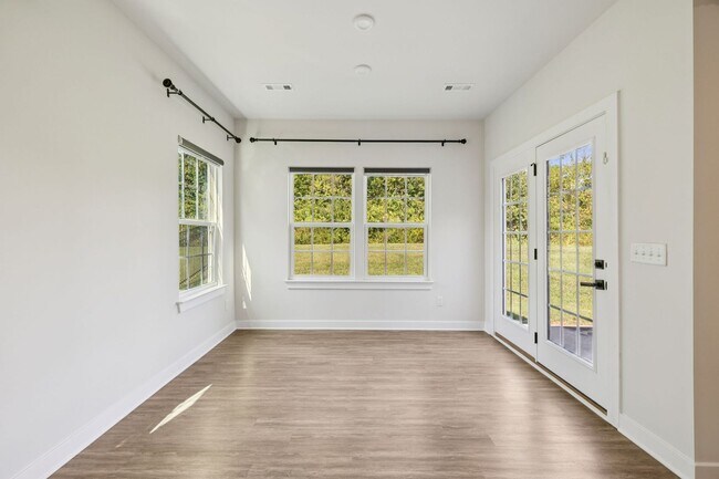 Building Photo - 5BR/3.5BA home offers stylish and function...