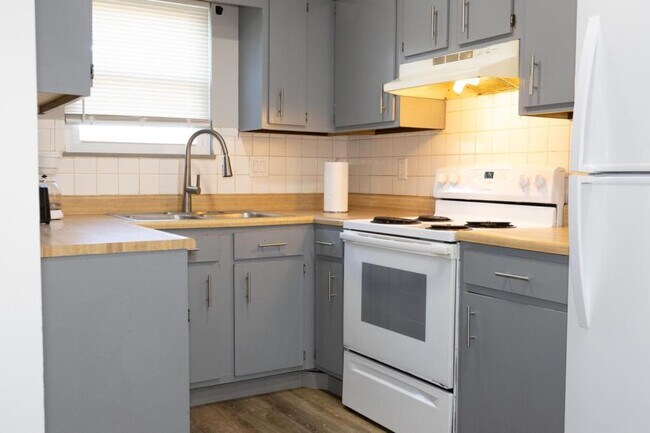 Building Photo - 1450 Villa Ct