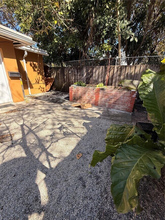 Building Photo - 1037 SW 20th Ave