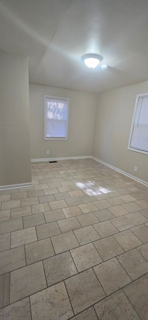 Building Photo - Freshly Renovated 3 bedroom available!