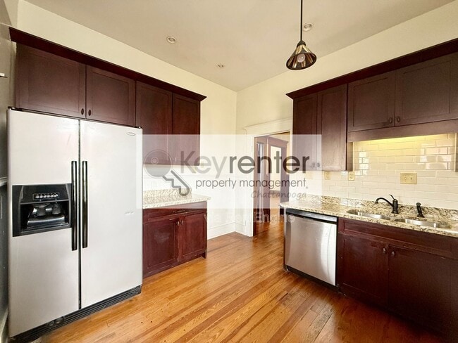 Building Photo - 1115 E 8th St