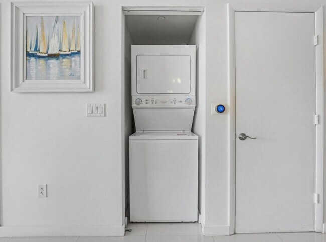 Building Photo - 481 Brickell Ave