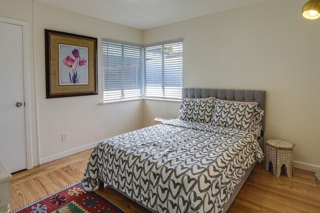 Building Photo - 11 Kenilworth Dr