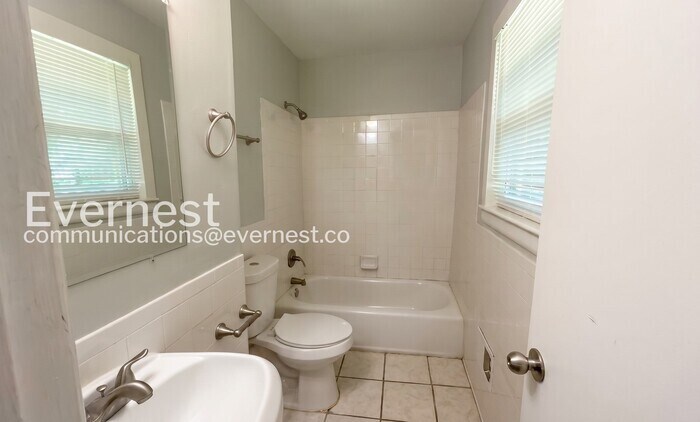 Building Photo - 3227 Hobart Dr NW