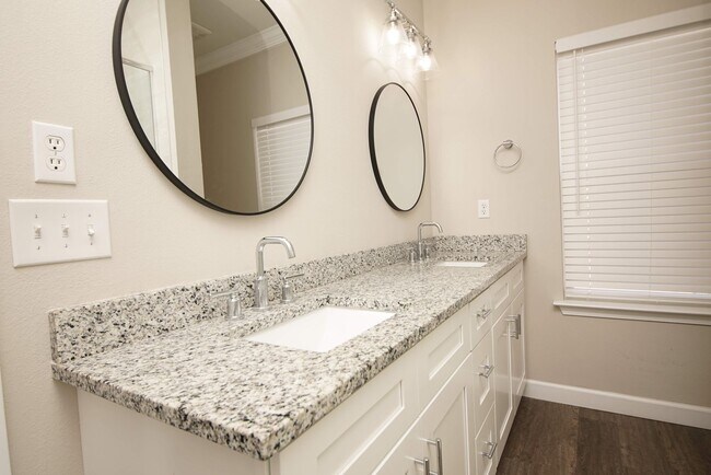 Building Photo - Great Location in Fort Walton Beach Near Bases and Hospital.