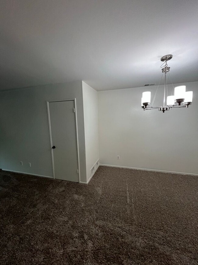 Building Photo - Beautiful 4 Bd Townhouse