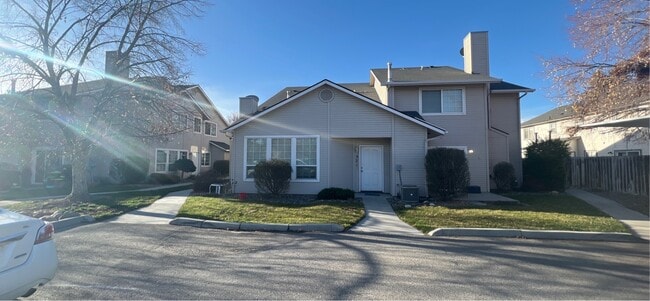 Building Photo - 579 W Idaho Ave