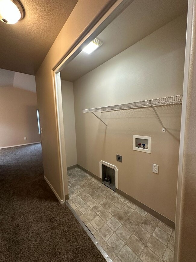 Building Photo - 3 Bedroom / 2 Bathroom Single Level Duplex in Madras