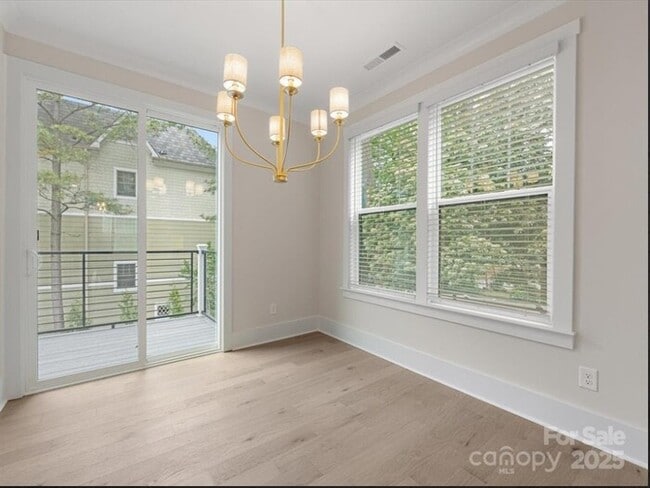 Building Photo - Beautiful and spacious 4-bedroom, 5-bath h...