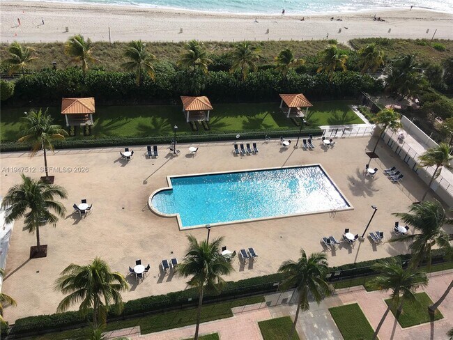 Building Photo - 2625 Collins Ave