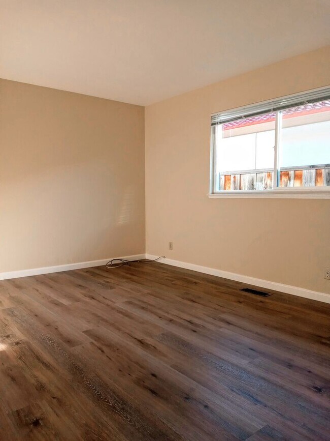 Building Photo - Charming 2bd Duplex With Private Yard & Garage