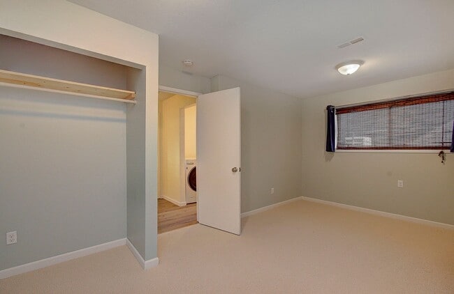 Building Photo - Spacious 4bd 2.5ba Home - Avail. Now!