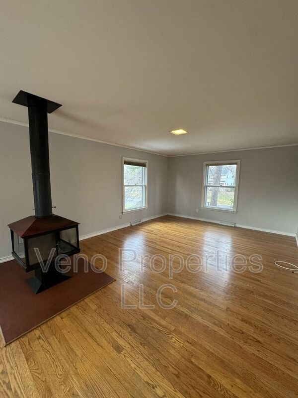 Building Photo - 15 Rivercrest Dr