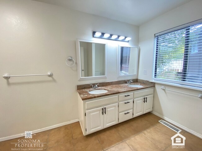 Building Photo - 3+ Bedroom / 2 Bathroom Home with Sunroom & Beautiful Views